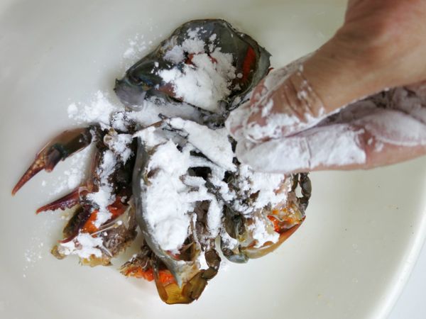 灑點粉..太白粉OR麵粉都OK