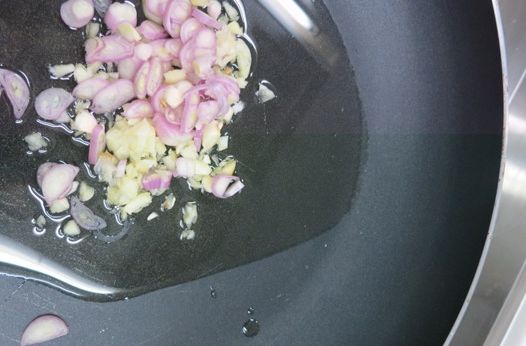 葱頭 蒜頭下鍋爆香