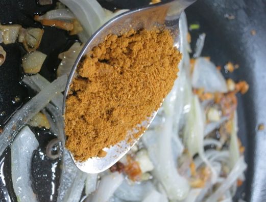 下一大匙咖哩粉