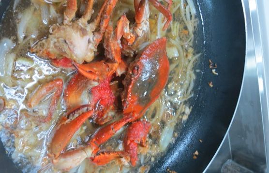 炸好的螃蟹可以下鍋了