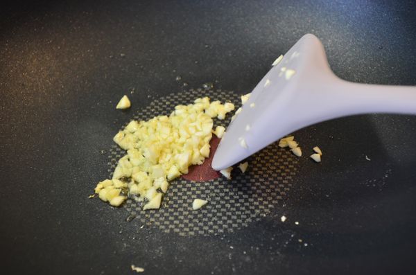 洋蔥、紅蘿蔔、雪白菇、蒜瓣切末備用
蒜末爆香