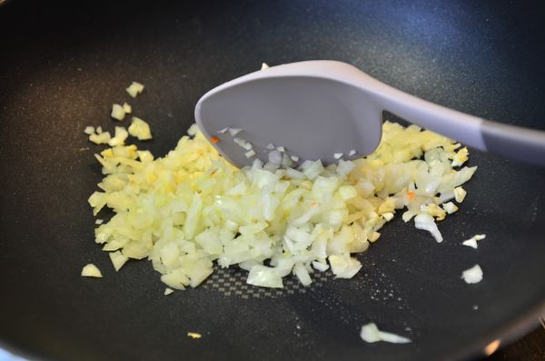 洋蔥切末下鍋炒香