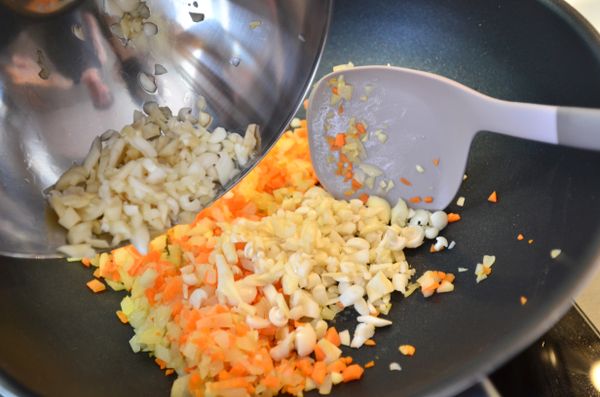 依序投入紅蘿蔔末、雪白菇末炒香後取出備用