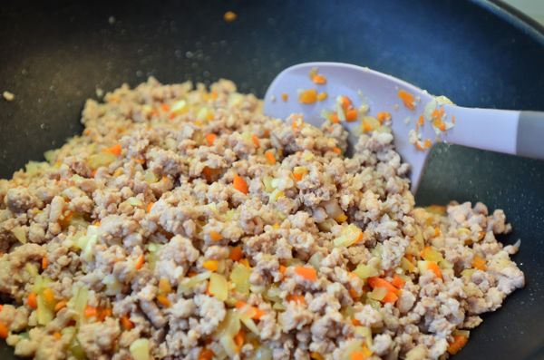 豬絞肉炒至粒粒分明後倒入步驟3之材料拌炒均勻