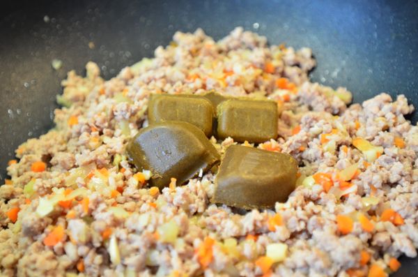 加入咖哩塊半盒，我喜歡不同辣度搭配～