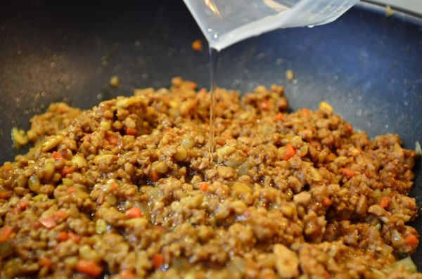 慢慢加入水烹煮，可隨意調整醬汁濃稠度即可完成