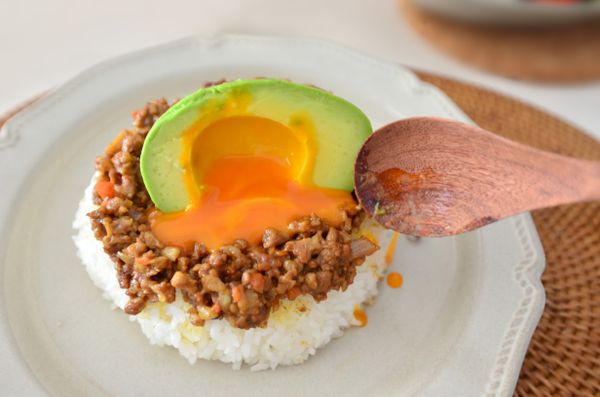 拌入酪梨與蛋黃～真是滑順又好吃