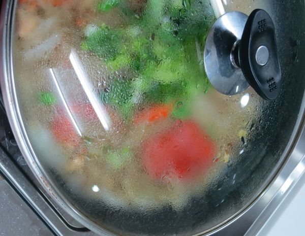 再蓋鍋一下下讓蔥末的香氣環繞整鍋的冬粉