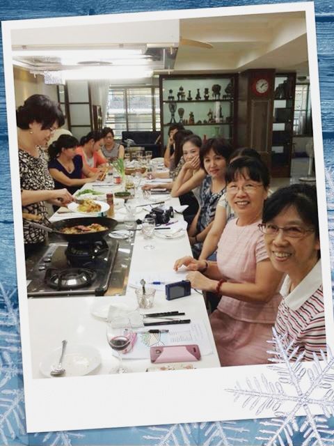 看看學員們多開心..學做螃蟹粉絲煲