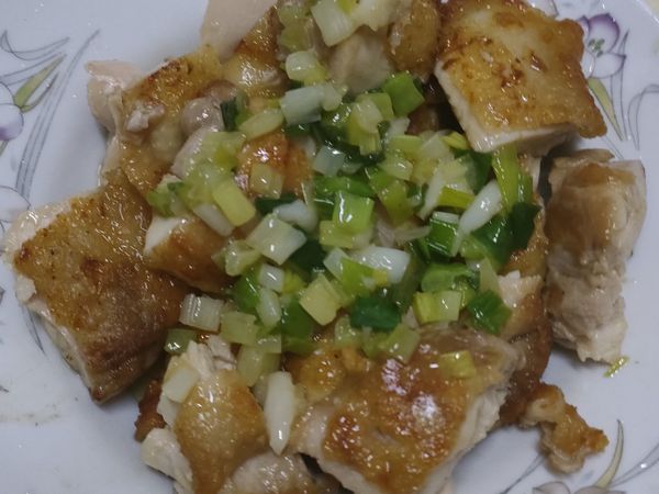 平底鍋開中大火熱鍋一分鐘
雞腿排用廚房紙巾擦乾水分
雞皮朝下下鍋（要聽到七~的聲音喔！
煎至雞皮金黃翻面轉中小火蓋上蓋子煎兩分鐘
開蓋灑點鹽巴
兩面都煎到金黃雞皮酥脆
盛起備用
切的時候雞皮朝下比較不會破壞形狀
鍋裡的油不要倒掉！都是精華呢！
開小火蔥蒜下鍋拌炒至香味釋出
加調味料淋在雞肉上面即可