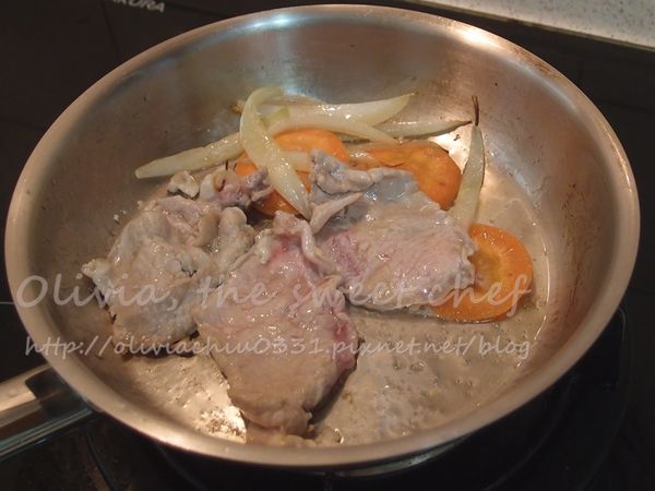 在煎炒鍋中火熱油，加入洋蔥和紅蘿蔔，拌炒洋蔥至透明軟化。蔬菜撥至鍋邊，將豬肉兩面煎熟，加入小白菜梗拌炒。