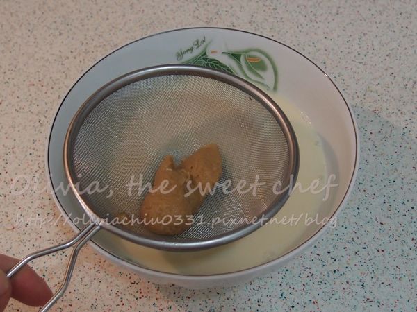 把味噌在豆漿中調開，倒入鍋中。