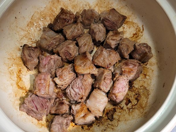 將牛肋條切塊，冷鍋不放油，小火慢煎至兩面焦香。
＃冷鍋放肉是可以大大降低油爆，不放油是因為牛肋條會出很多油。