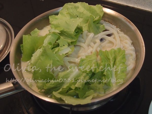 加入烏龍麵和小白菜葉，煮熟小白菜後，試吃調味。