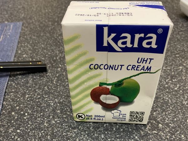 雞胸肉逆紋切成適當的大小
可用些鹽、米酒抓醃ㄧ下。

起鍋先放入椰漿炒至濃稠狀（椰漿本身帶點油脂可不加油）
加入綠咖哩粉炒香，
下雞胸肉，再加適量的水
魚露適量，再加入九層塔即可

辣椒依自己辣度再調整☺️

很簡單吧～