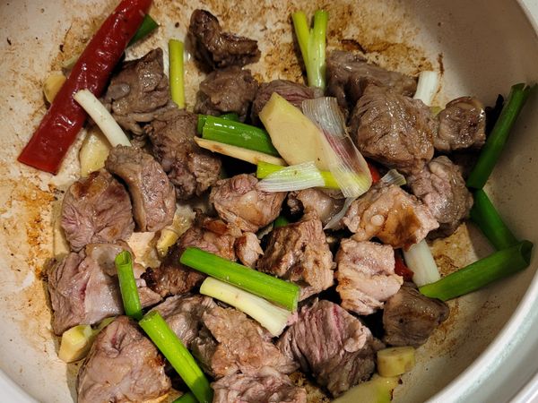 原鍋，放入蔥段／辣椒（不用切）／薑片，爆炒出香氣。