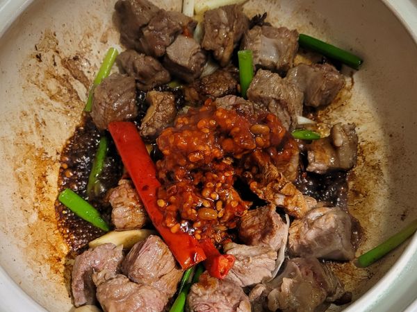 放入豆瓣醬／醬油及蕃茄醬／八角，一起拌炒出醬香氣。