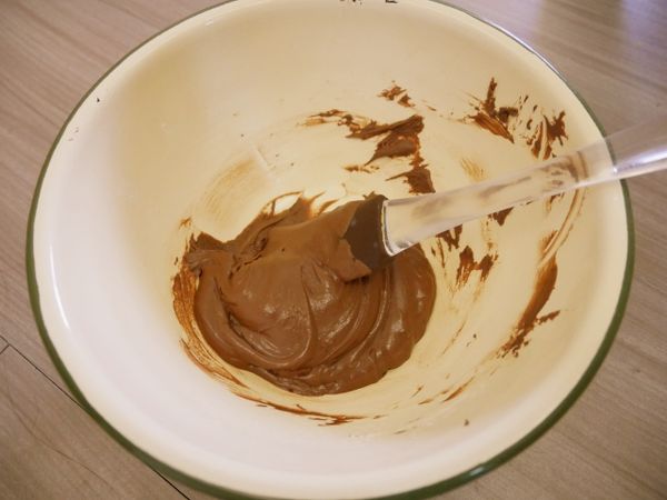 將融化的巧克力與玉米粉、低筋麵粉拌勻。