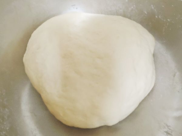 揉到麵團均勻並且三光：麵糰光滑、麵盆光、手也乾淨（沒有沾黏的意思）就蓋上鍋蓋等發酵1小時（光滑的面朝上）