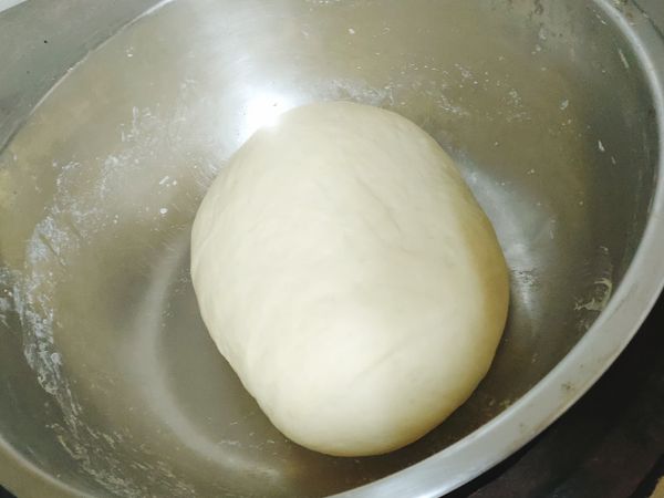 1小時到之後再把麵團揉一下，把麵團中的空氣揉出來，一樣把光滑面朝上繼續發酵50分鐘-1小時