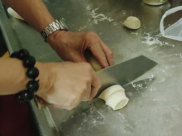 發酵完成後，揉成長條狀並切成小塊