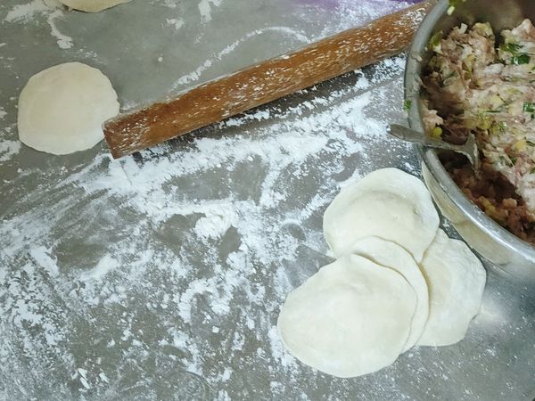 用桿麵棍繞著邊邊桿，桿成中間厚，邊邊薄的麵皮