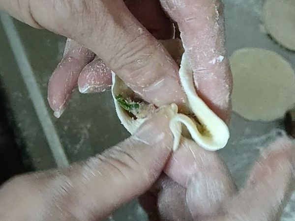 取一點餡料拉皺摺一圈，皺摺越多越漂亮