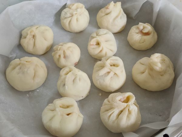 包好之後排好，就可以放入蒸籠蒸了。
（每顆小籠包要留間隙唷！因為蒸完小籠包會再膨脹一些）

我用的是電鍋型的蒸籠，外鍋2杯水，計時15-20分鐘