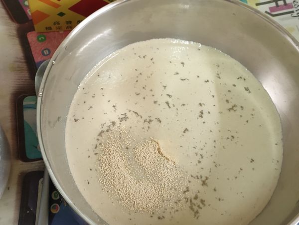 取一小碗溫熱的水，加入酵母粉發酵（水不要太燙也不要太冷，太燙會造成無法發酵））