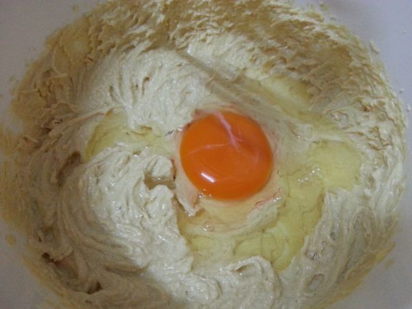 加入全蛋拌打均匀。