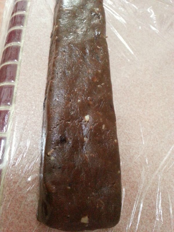 把麵團定型用保鮮膜包好放入冰箱讓麵團變硬。