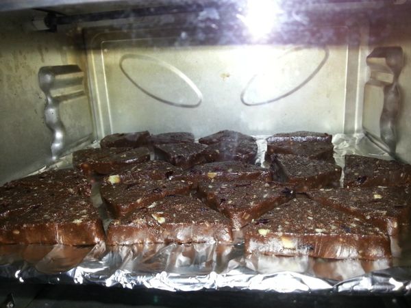 排在塗油或鋪好鋁箔紙的烤盤，放入預熱的烤箱裡以150度烤25分鐘至熟。（一般家用小烤箱空間較小温度會較高，烤時請注意餅乾的狀態，勿將餅乾烤黑了。同時麵團切片的越薄烘烤時間越短。）