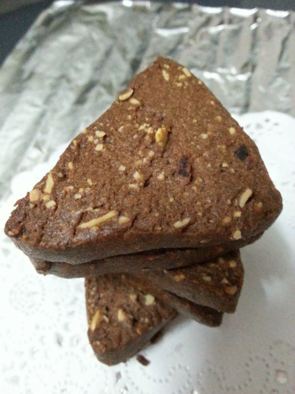 待餅乾完全凉透，就可收入罐子裡。 （烤好的杏仁碎呈微黄色狀）