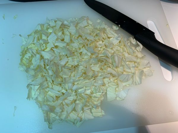 高麗菜切碎（也不要切太碎，會較無口感）。
低筋麵粉過篩。
醬汁三食材混合均勻備用。