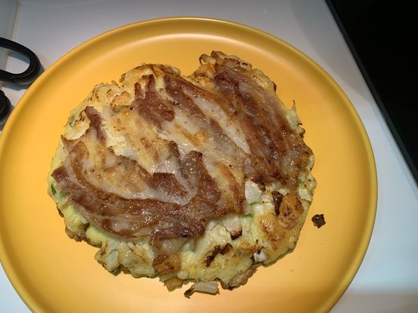 盛盤，塗上醬汁、美乃滋，灑上海苔、柴魚片即完成。