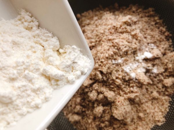 將糖粉、杏仁粉、低筋麵粉粉類材料過篩拌勻