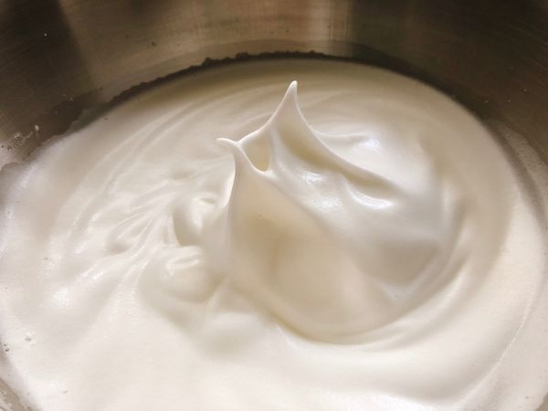 蛋白以手持電動打蛋機攪打，細砂糖分三次加入，打至拉起有小彎勾即可