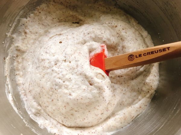 以矽膠刮刀輕輕切拌均勻後，裝入套有花嘴（圓孔或鋸齒皆可）的擠花袋內