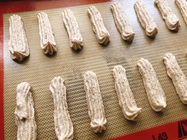 在鋪有防沾烤墊的烤盤上，擠出長條形
在表面撒上杏仁碎片