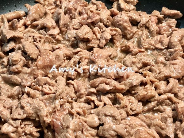 ✅煎蛋鍋子加點橄欖油再放牛肉片小火炒約6分熟盛出。