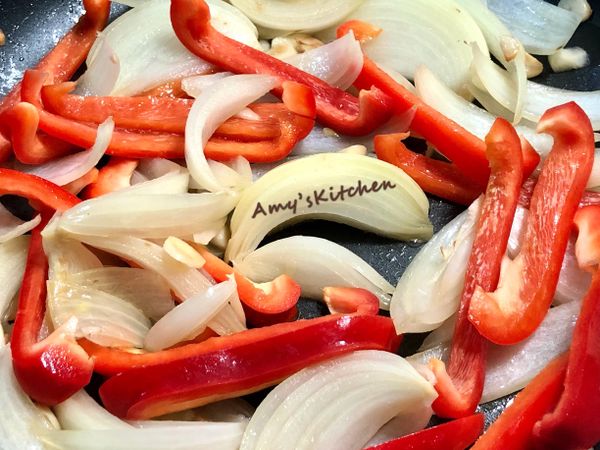✅洋蔥變軟有洋蔥甜味後再放紅椒