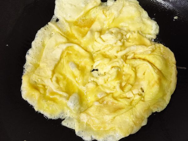 蛋約八分熟之後先盛起來放在盤子備用