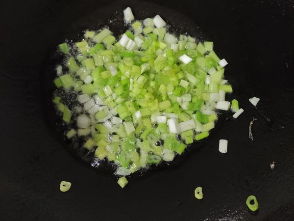 接下來重新熱少許的油，開中火把蔥花放下去爆香