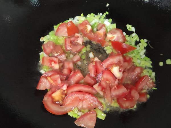 聞到蔥香氣之後，蕃茄塊加下去拌炒