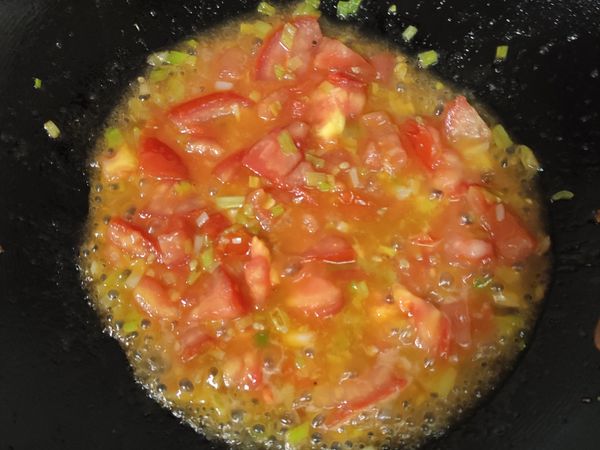 攪拌炒到差不多蕃茄出汁 汁不夠也可以加一點水