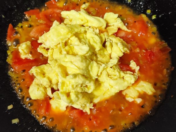 加入兩小匙砂糖和少許鹽巴和一點點胡椒調味攪拌，拌勻接著把剛剛的炒蛋放進來拌