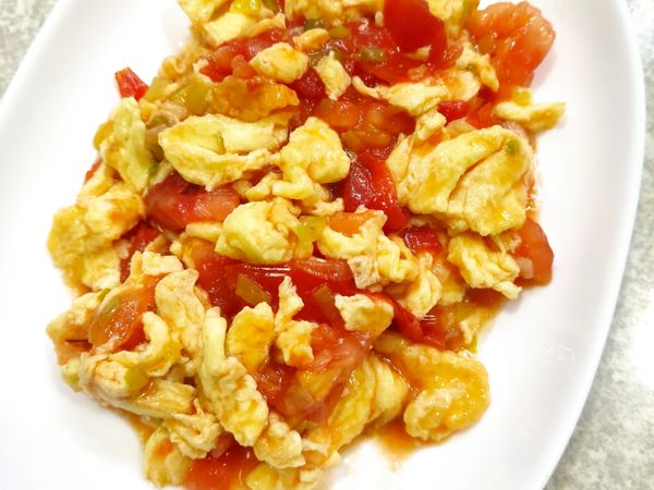 讓炒蛋跟番茄汁稍微收乾，這樣就可以上桌啦