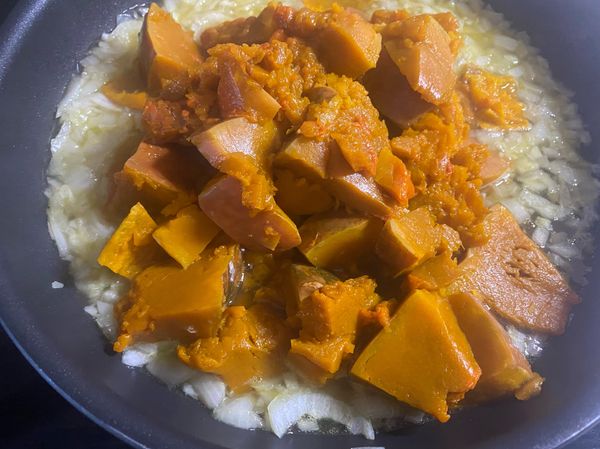 續放入南瓜拌炒。