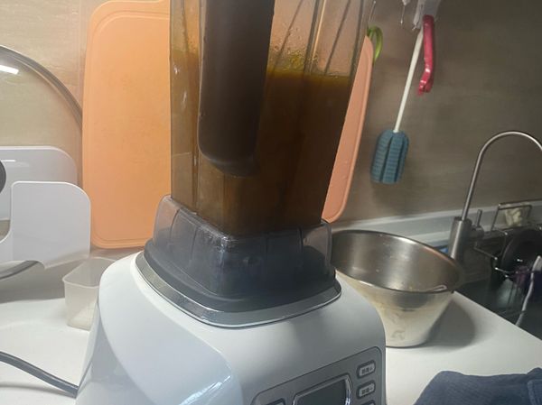 將所有食材放入果汁機打成泥。