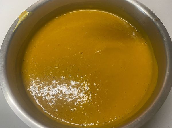 再倒入鍋中，加入過濾水、牛奶，邊煮邊攪拌至滾即可關火。